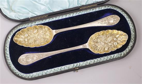 A cased pair of Victorian berry spoons, Walker & Hall, Sheffield, 1888, 5.5 oz.